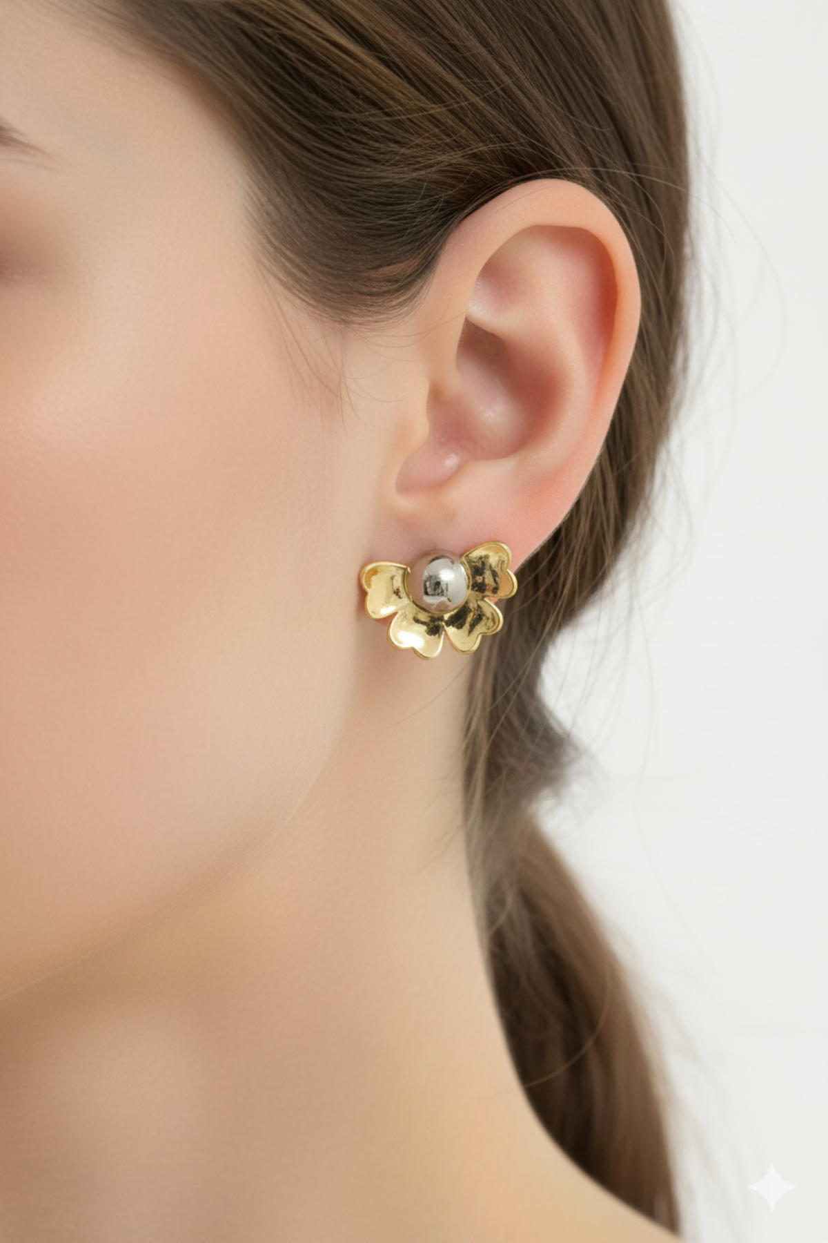 Daisy Ørepynt – Gul Bijouteri i Elegant Ståldesign | Smykkefeber