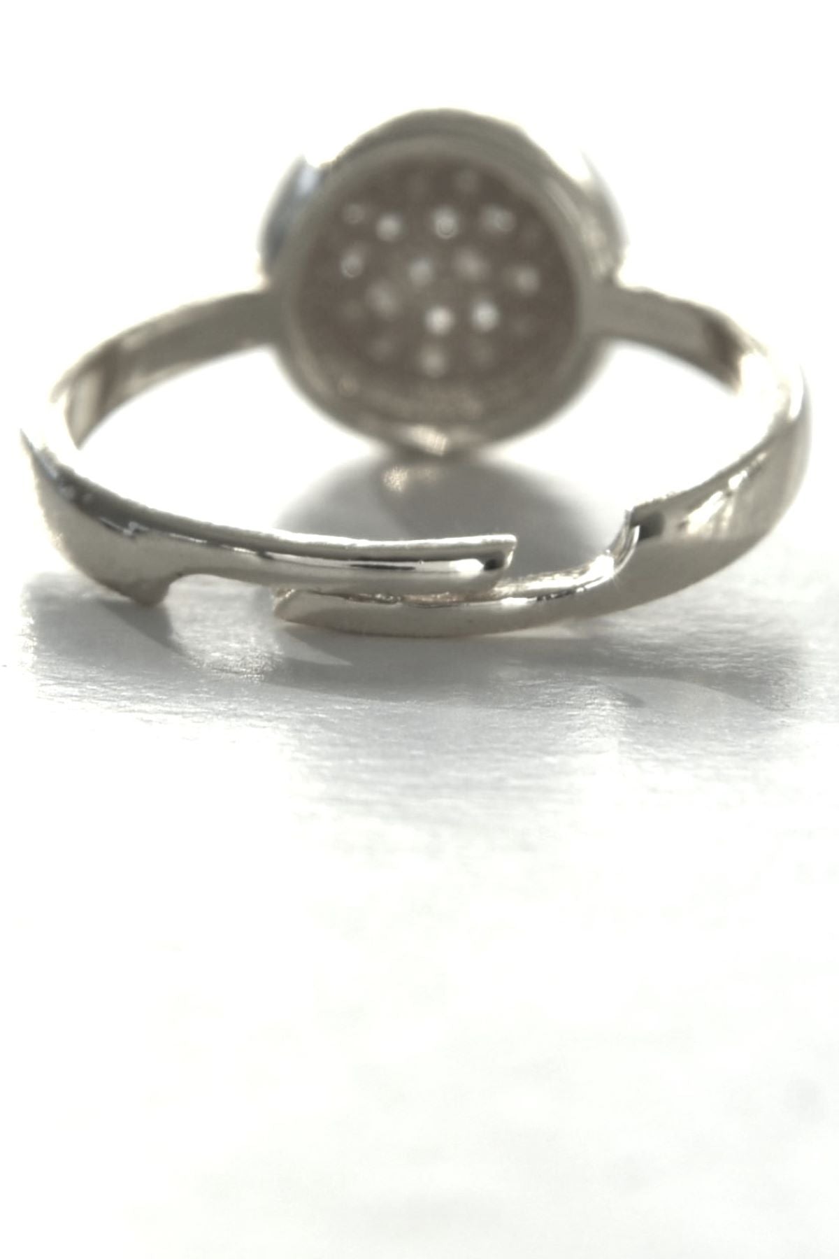 Pomella-ring i sølvfarget stål med glitrende steiner