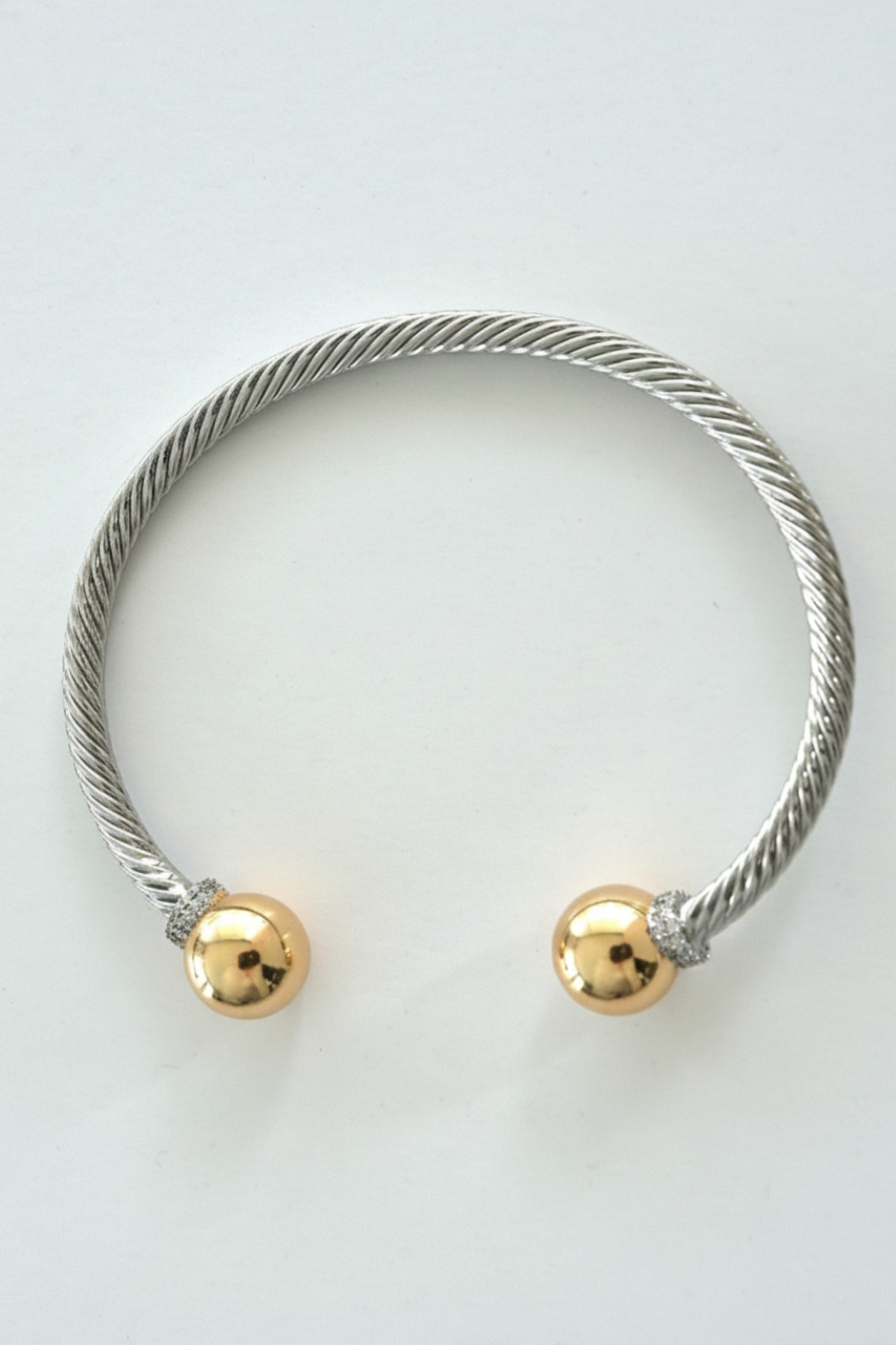 Minimalistisk gullfarget armbånd med vri-mekanisme