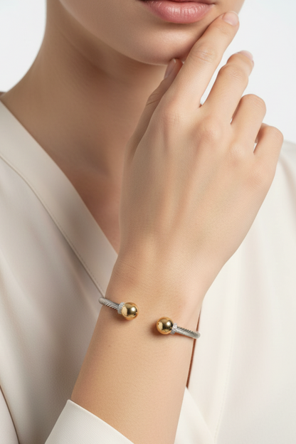 Minimalistisk gullfarget armbånd med vri-mekanisme