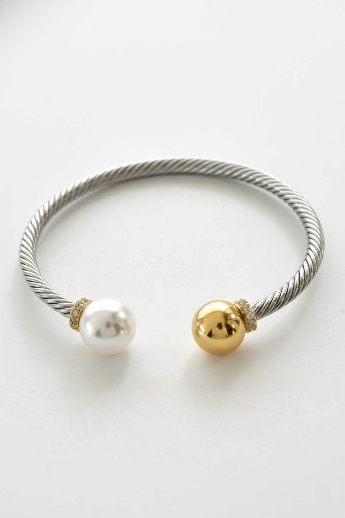 Chloe Bangle - Sølvfarget Armbånd med Perle og Gullkule | Smykkefeber