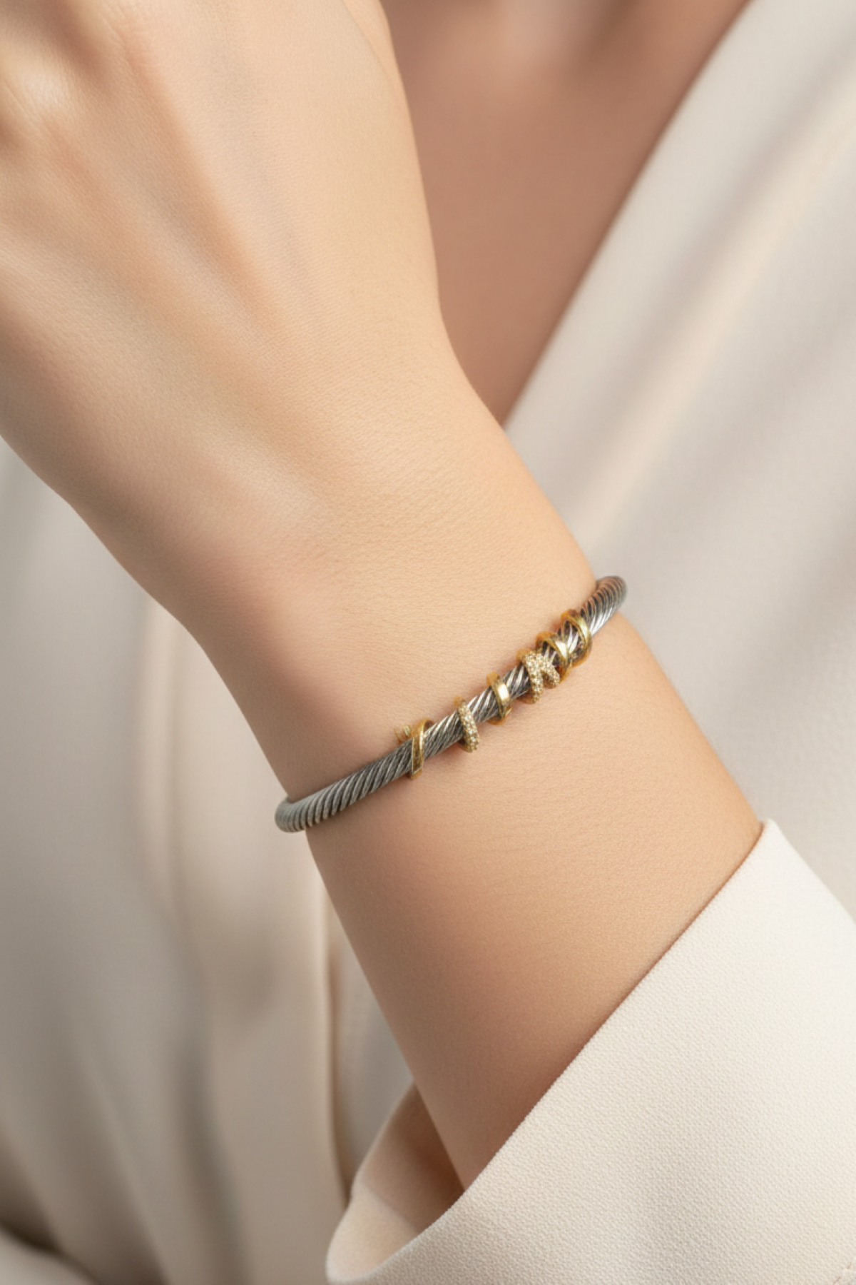 Eføy Armbånd tofarget i sølv- og gullfarget design – 6,5 cm diameter