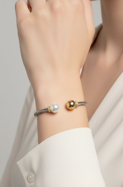 Chloe Bangle - Sølvfarget Armbånd med Perle og Gullkule | Smykkefeber