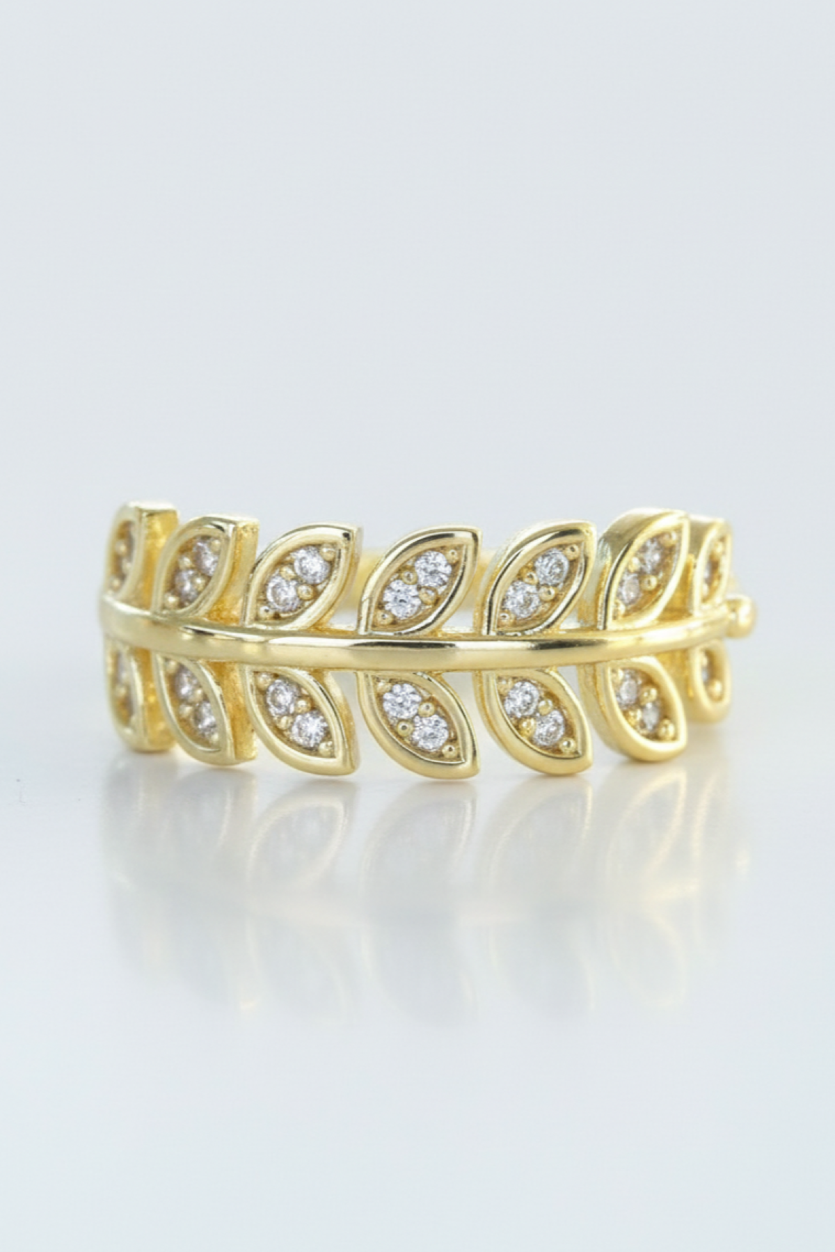 Flourish Ring – Gullfarget Stål med Bladerdesign og Steiner