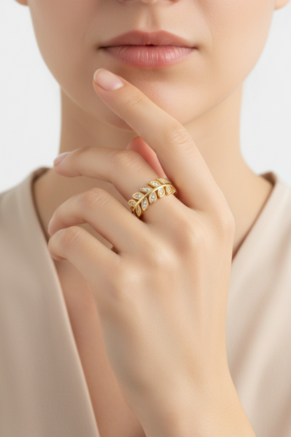 Flourish Ring – Gullfarget Stål med Bladerdesign og Steiner