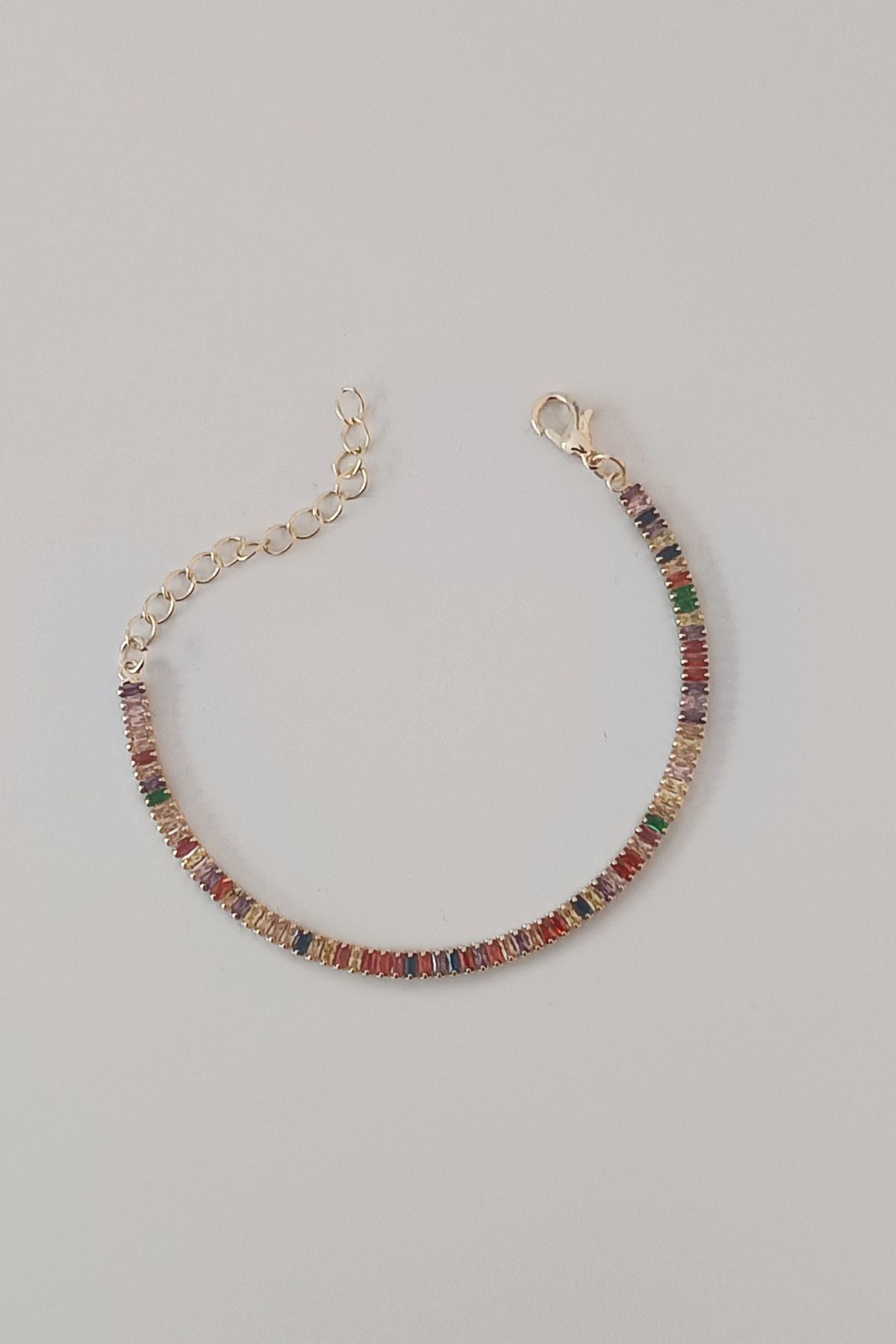 Fargerikt tennisarmbånd i stål – justerbart 15+5 cm – baguette-steiner