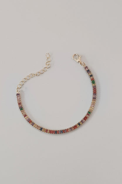 Fargerikt tennisarmbånd i stål – justerbart 15+5 cm – baguette-steiner