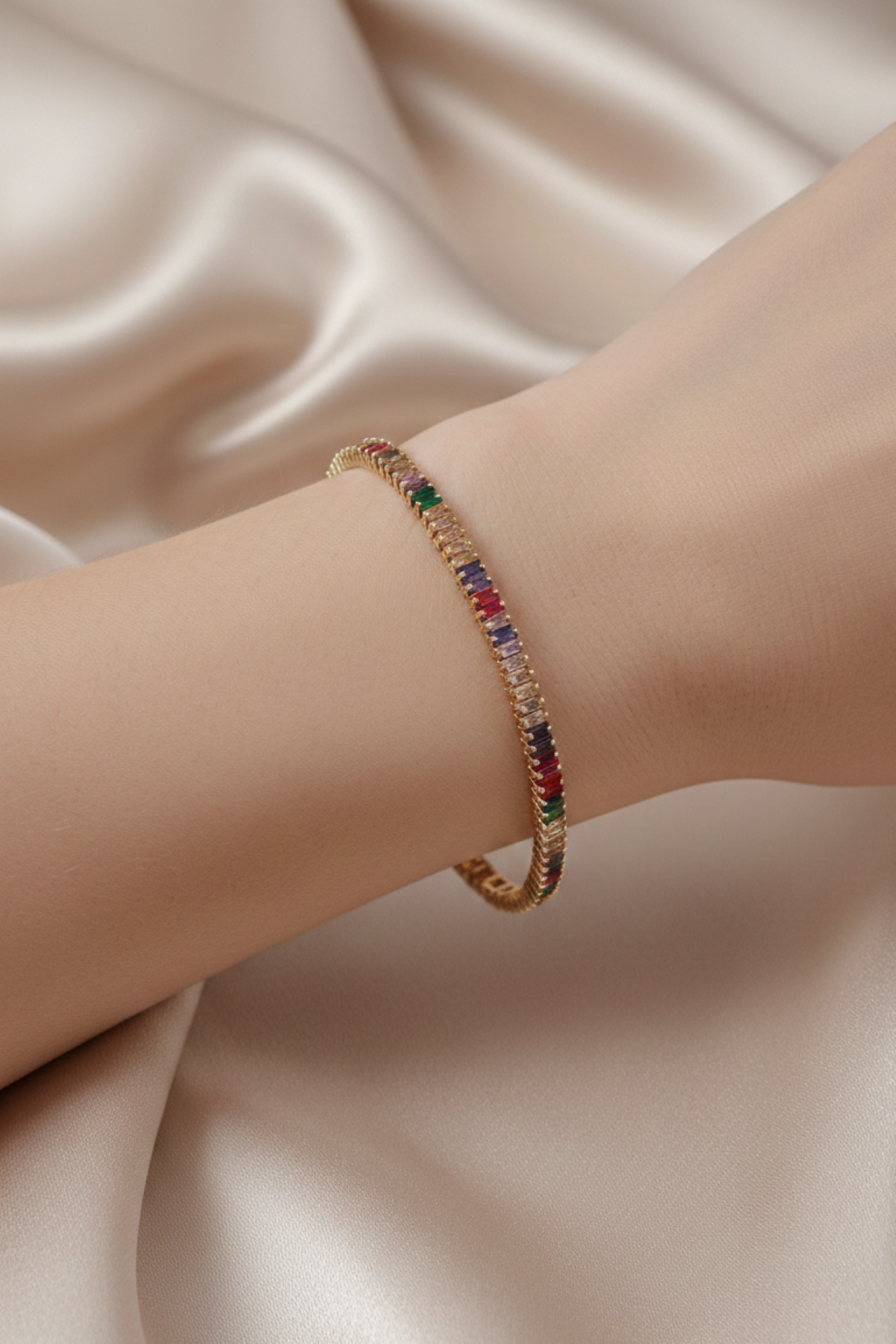 Fargerikt tennisarmbånd i rustfritt stål med baguette-steiner, justerbart 15+5 cm