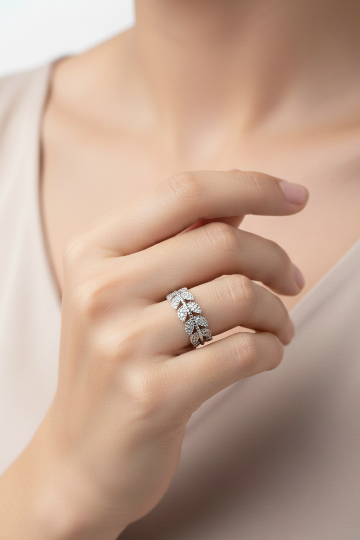 Elegant naturinspirert ring med steiner – Smykkefeber