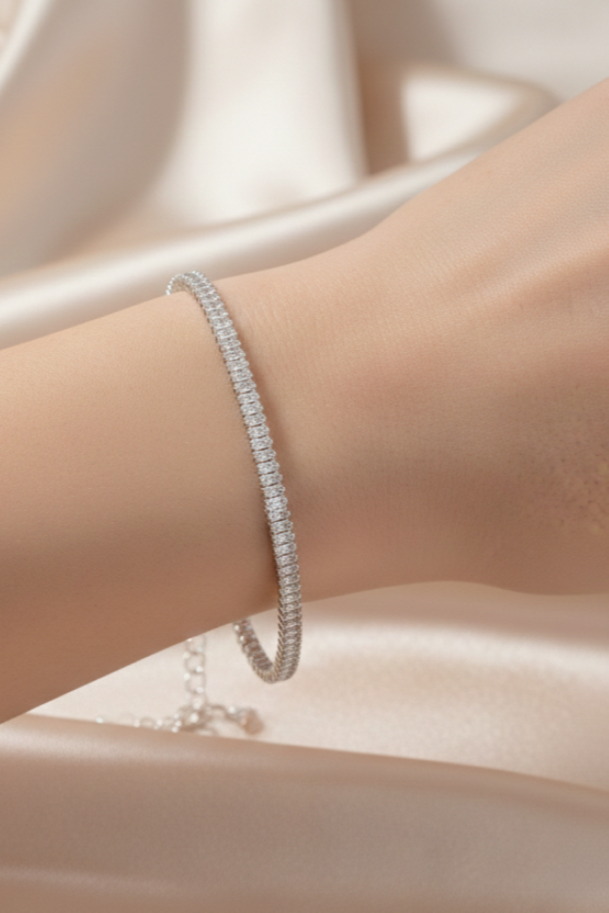 Gneis tennisarmbånd i rustfritt stål med klare steiner, justerbart 15+5 cm