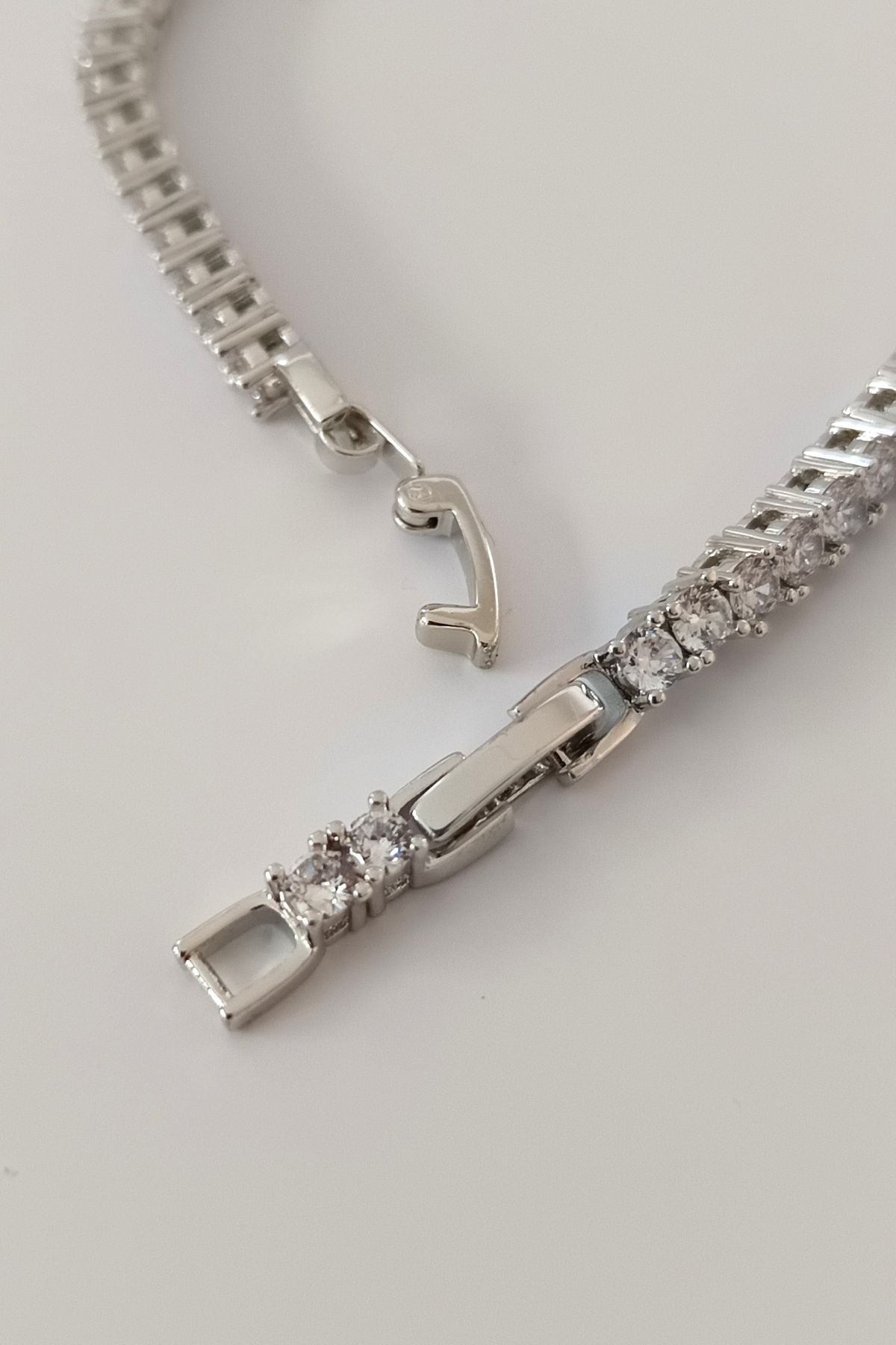 Iselin klassisk tennisarmbånd i sølvfinish 19 cm – stålarmbånd i sølvfarge