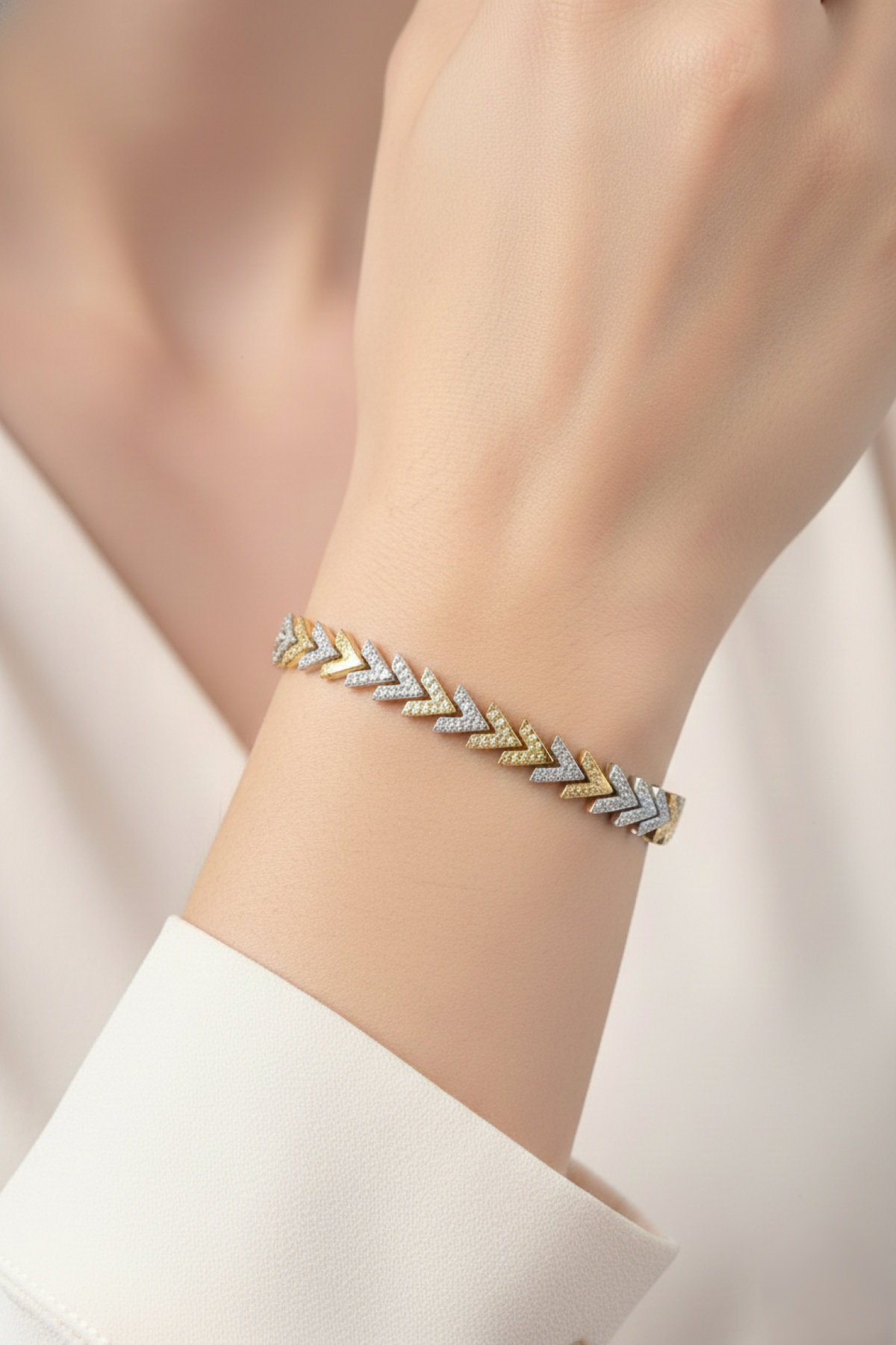 Kira Armring – Gull- og Sølvfarget Stål | 20 cm Trekantet Form | Smykkefeber