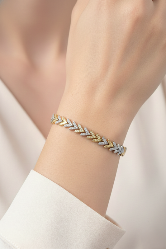 Kira Armring – Gull- og Sølvfarget Stål | 20 cm Trekantet Form | Smykkefeber