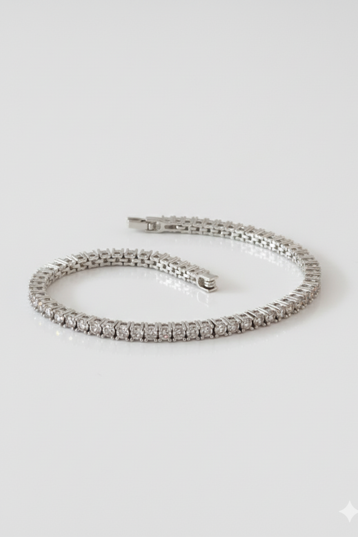 Månestråle klassisk tennisarmbånd i sølvfinish 19 cm – sølvfarget stål med steiner