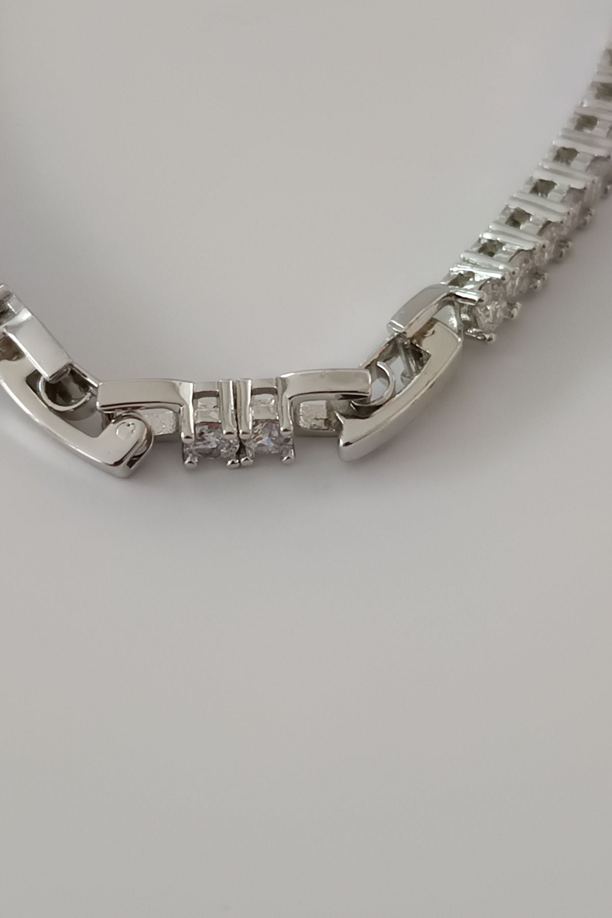 Månestråle klassisk tennisarmbånd i sølvfinish 19 cm – sølvfarget stål med steiner