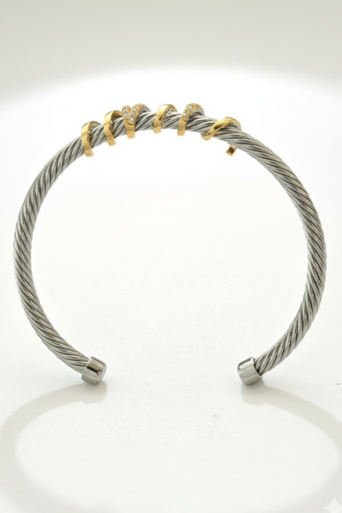 Elegant tofarget armbånd som løfter hverdagsantrekk – Eføy