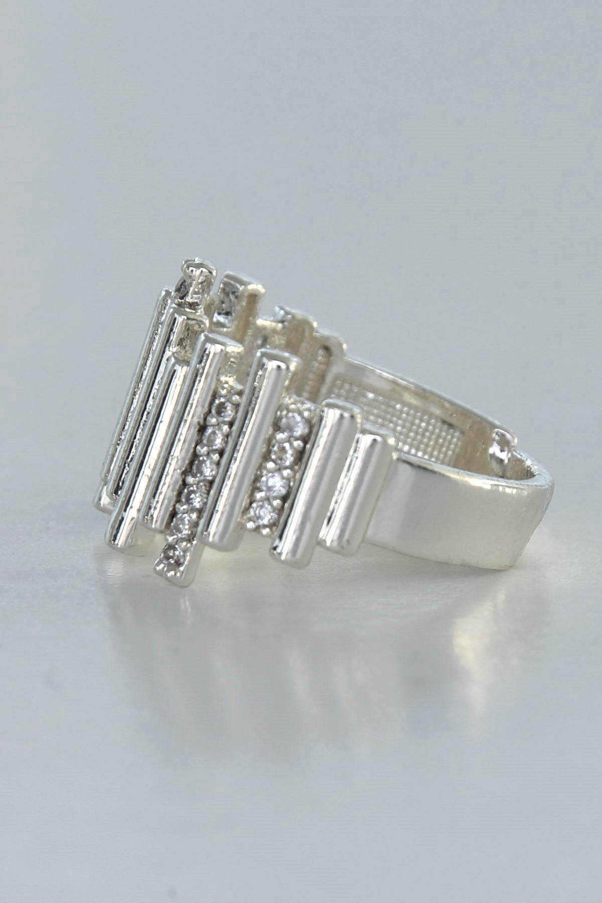 Aureo-ring i sølvlfarget stål, smykkedesign
