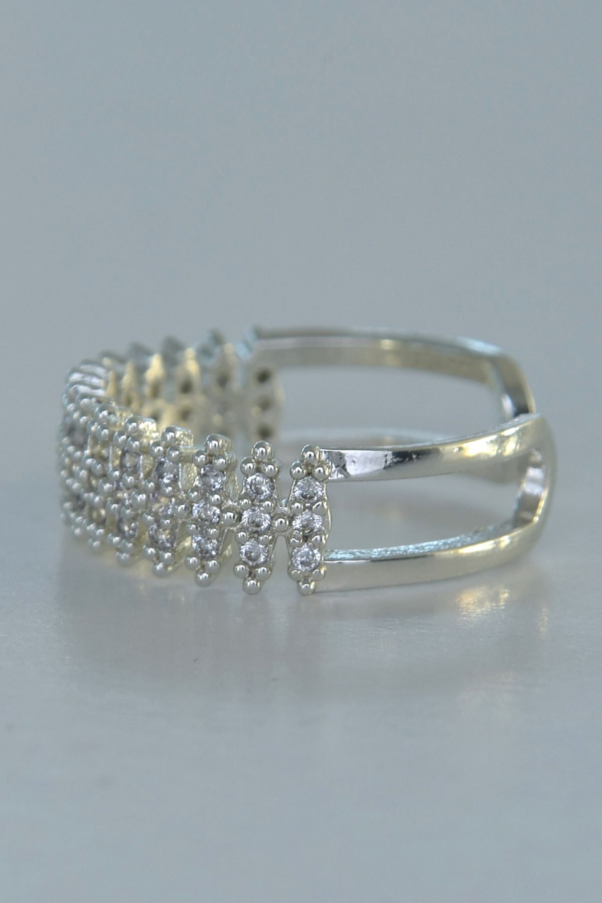 Bliss-ring i sølvfarget stål med glitrende steiner