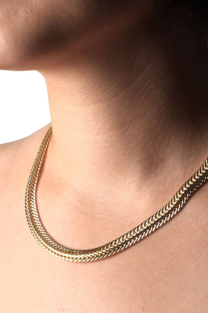 "Celestial halskjede i slitesterkt stål med gylden finish, 40 cm langt, perfekt for daglig bruk."