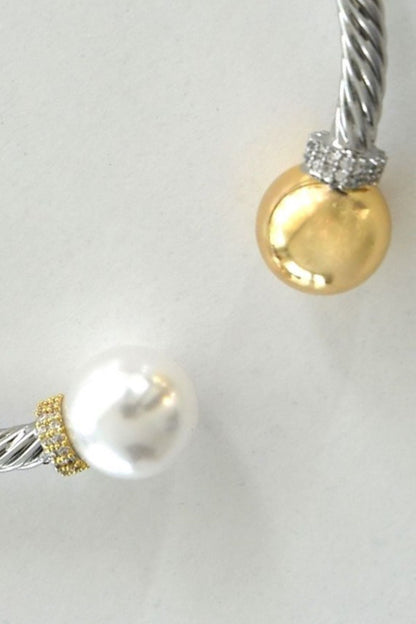 Chloe Bangle - Sølvfarget Armbånd med Perle og Gullkule | Smykkefeber