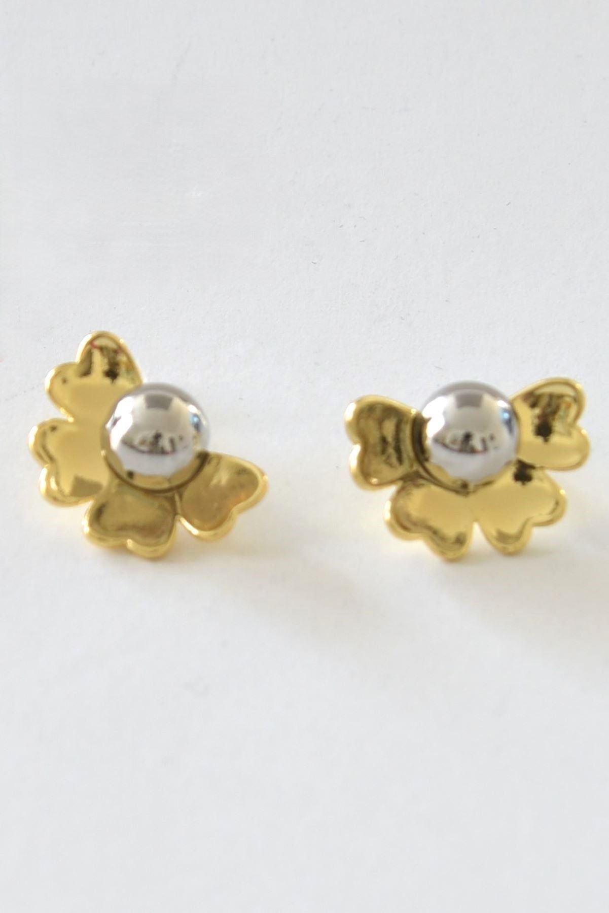 Daisy ørepynt i gul farge, laget av slitesterkt stål, med et elegant og moderne design.