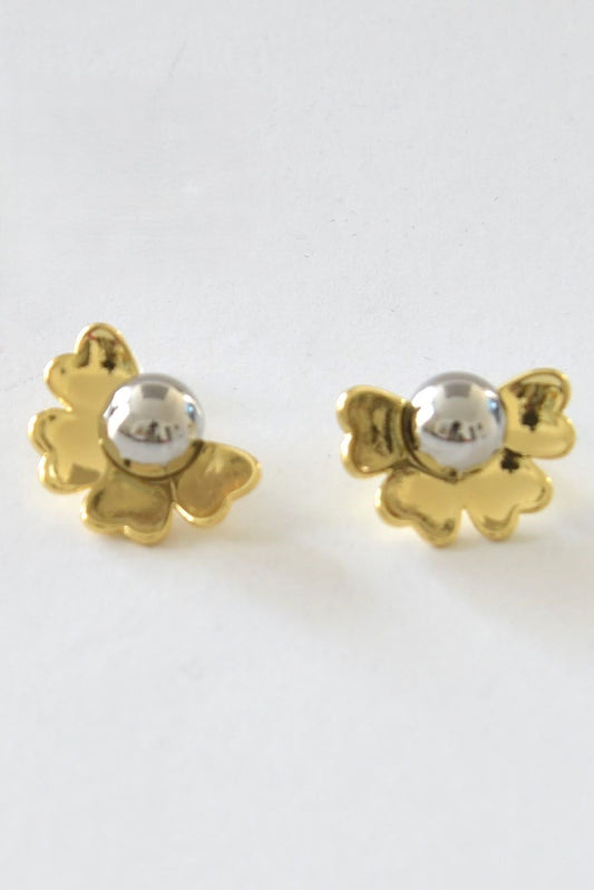 Daisy ørepynt i gul farge, laget av slitesterkt stål, med et elegant og moderne design.