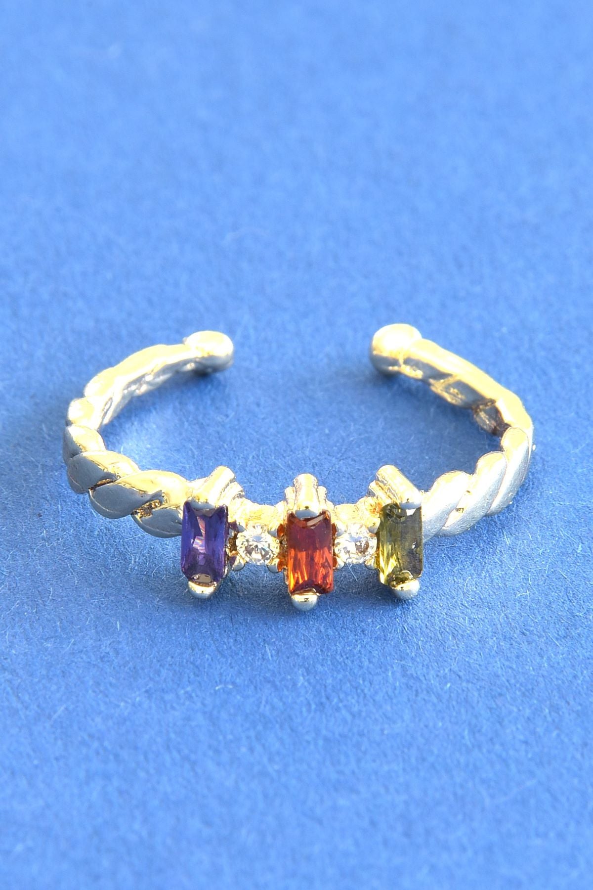  Effly-ring med tre fargerike steiner i gullfarget stål