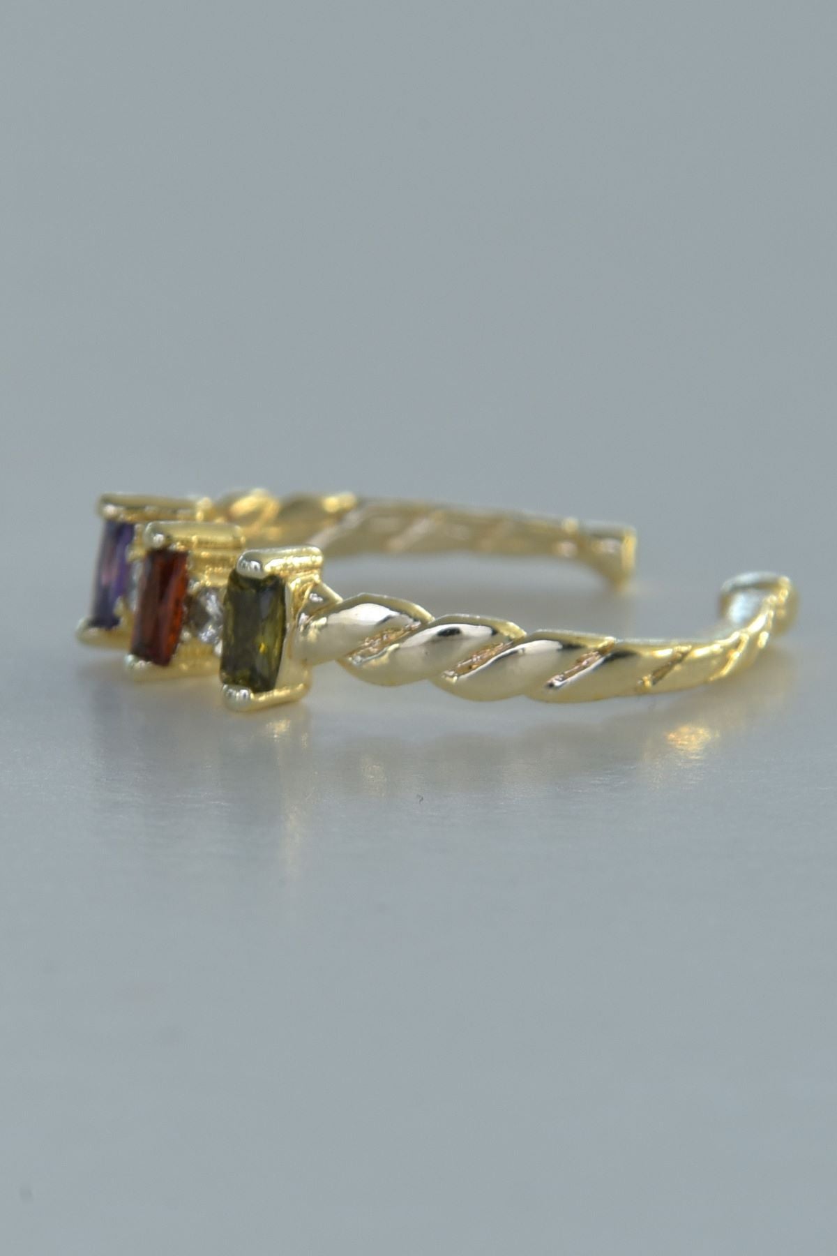  Effly-ring med tre fargerike steiner i gullfarget stål