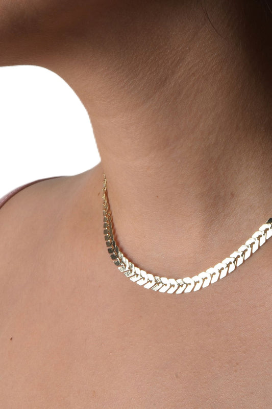 "Elysian halskjede i slitesterkt stål med gylden finish, 38 cm langt, med 5 cm forlengelse."