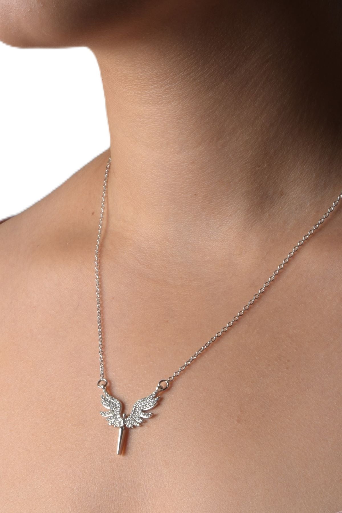 Englevinger halskjede i sølvfarge, stål, 46 cm + 5 cm, med et delikat englevingeanheng.