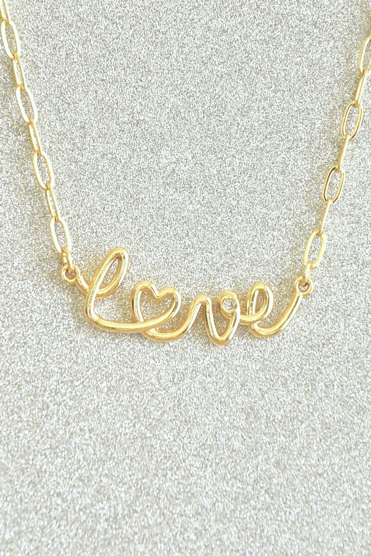 Gullfarget halskjede i form av kjærlighetstekst, 40 cm + 5 cm – et personlig og unikt smykke