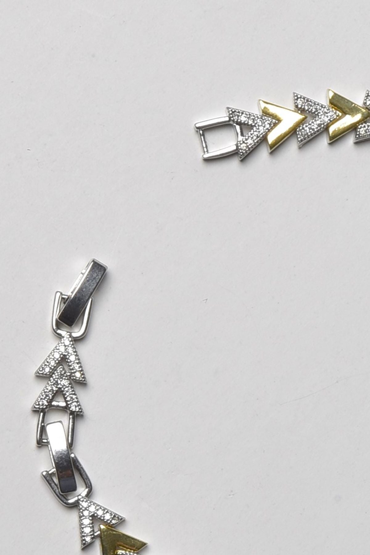 Kira armring i trekantet design, gull- og sølvfarger, 20 cm lengde.