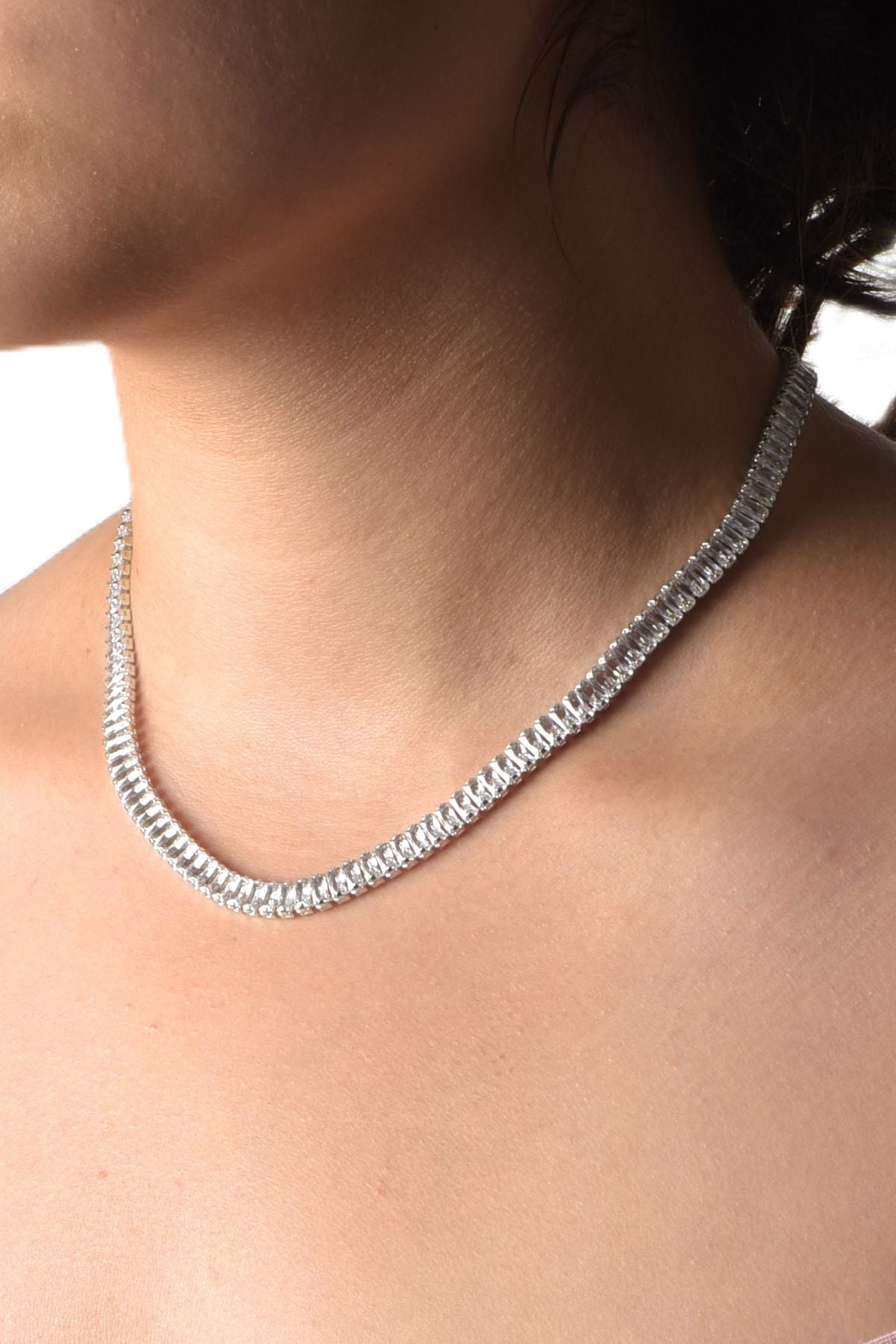 Liora halskjede, 38 cm + 5 cm, laget av stål med glitrende zirkonstein.