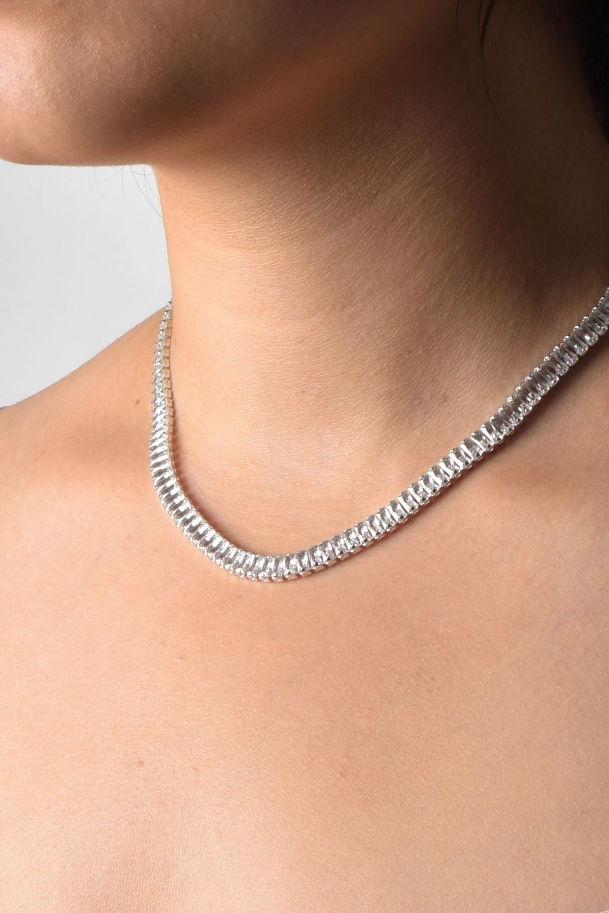 Liora halskjede, 38 cm + 5 cm, laget av stål med glitrende zirkonstein.