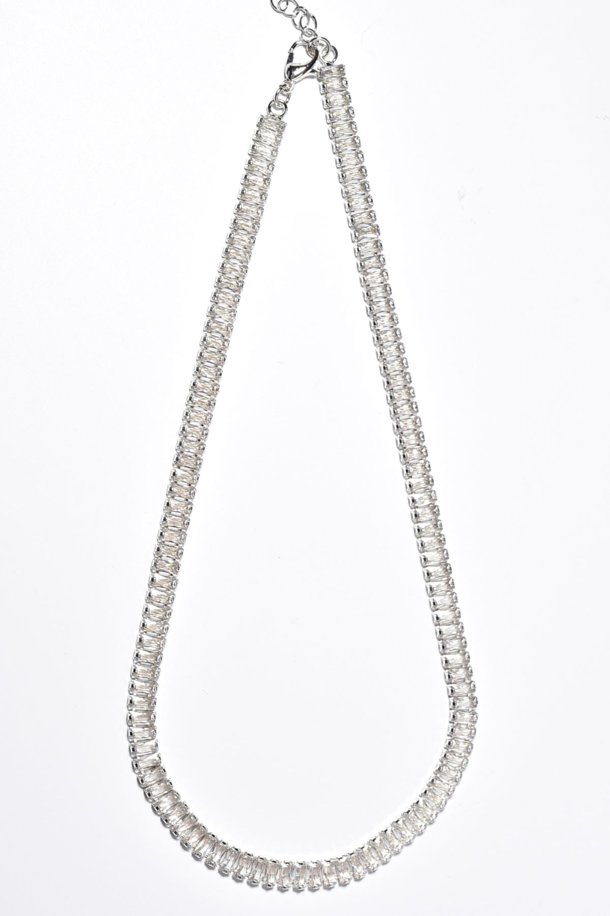 Liora halskjede, 38 cm + 5 cm, laget av stål med glitrende zirkonstein.