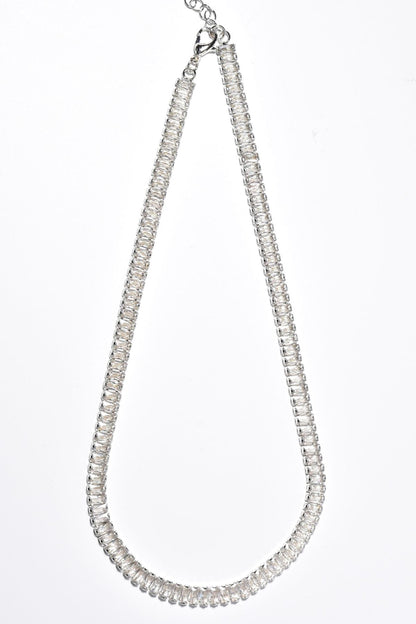 Liora halskjede, 38 cm + 5 cm, laget av stål med glitrende zirkonstein.