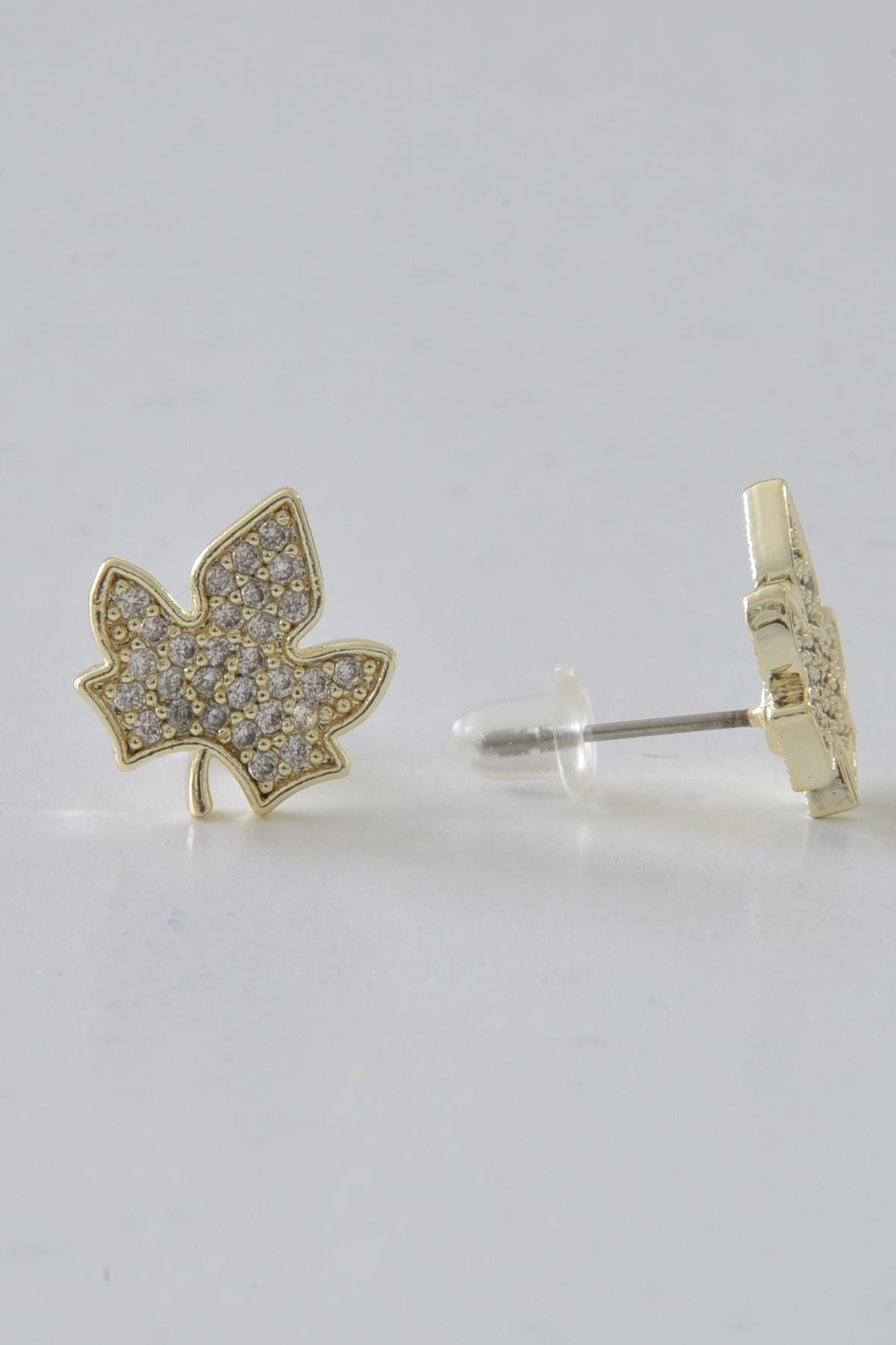 Elegante lønneblad-øreringer i gul farge, laget av slitesterkt stål, med et stilrent og naturinspirert design.