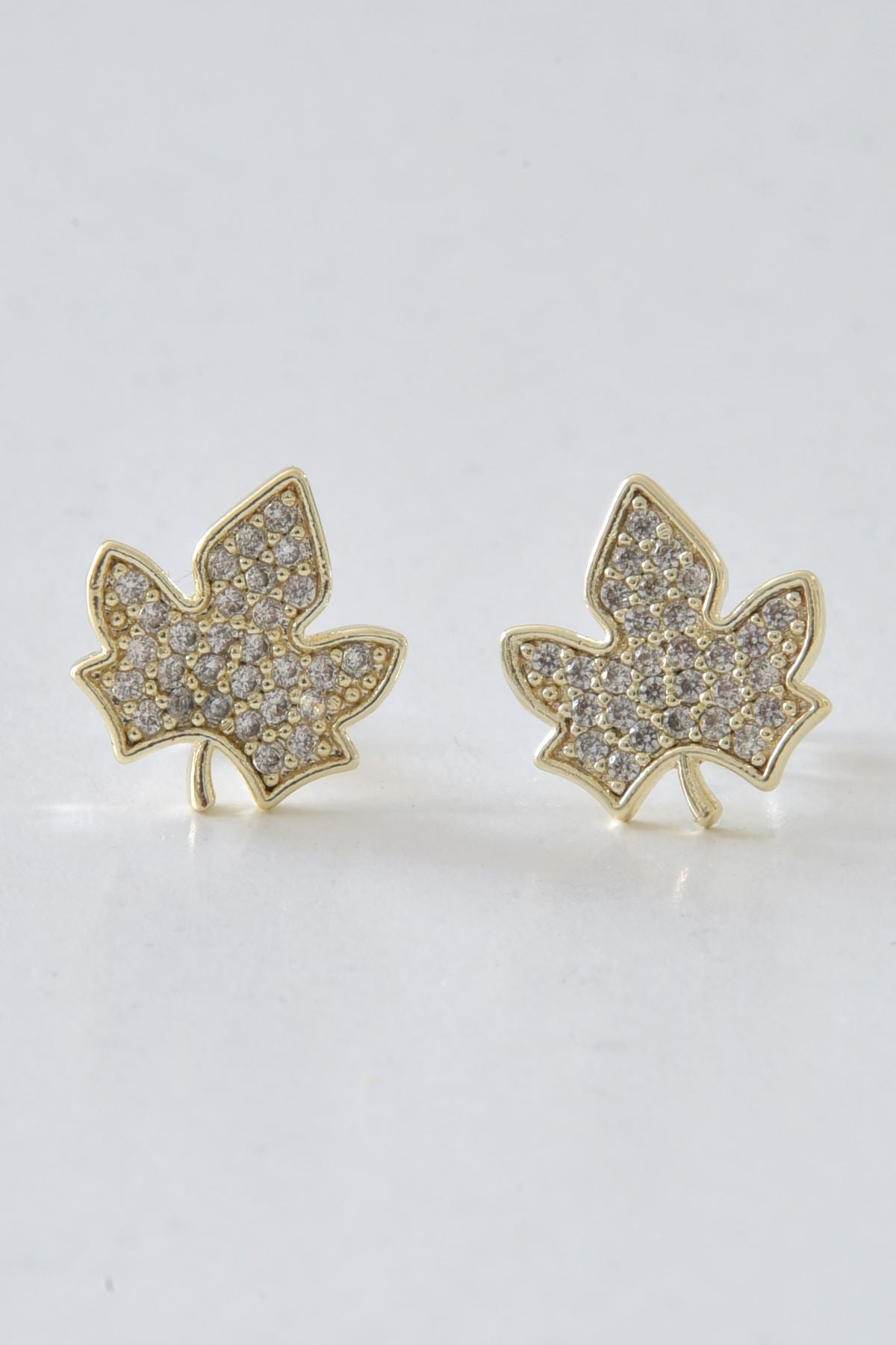 Elegante lønneblad-øreringer i gul farge, laget av slitesterkt stål, med et stilrent og naturinspirert design.