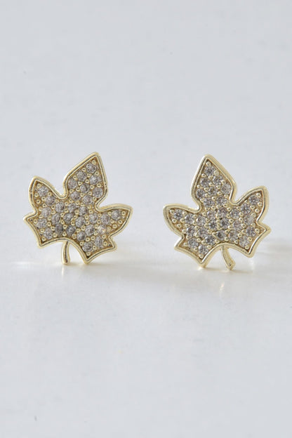 Elegante lønneblad-øreringer i gul farge, laget av slitesterkt stål, med et stilrent og naturinspirert design.