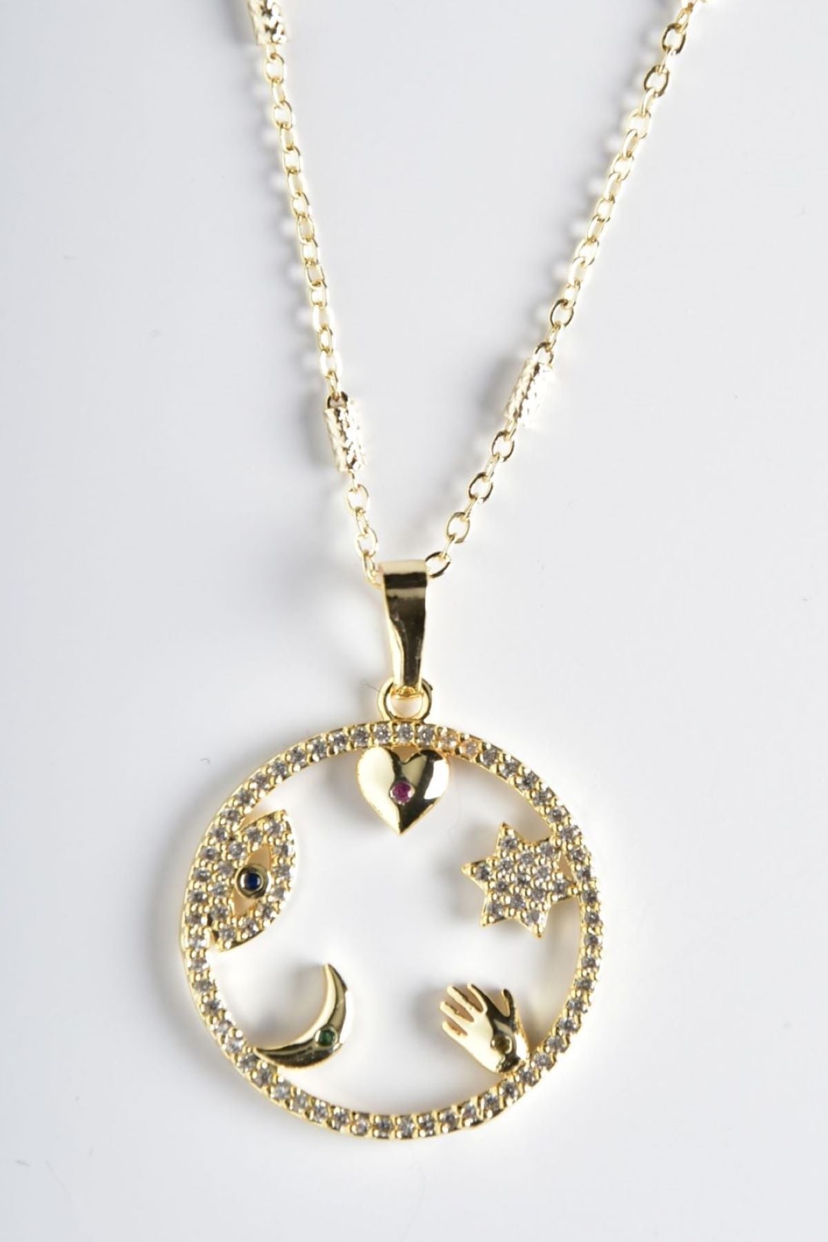 Lykkesirkel halskjede i gullfarge, 50 cm langt med 3 cm diameter, elegant og tidløst design.