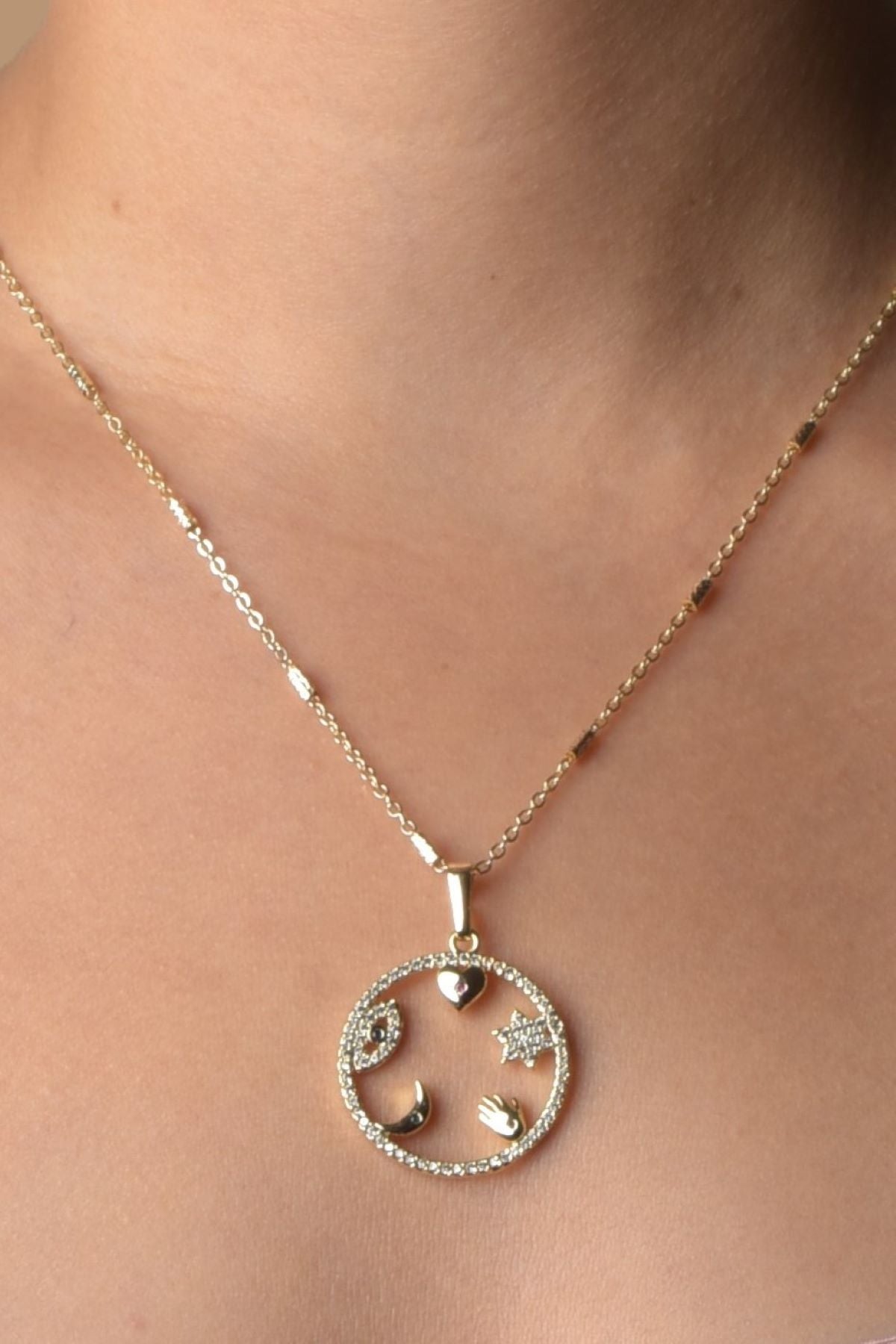 Lykkesirkel halskjede i gullfarge, 50 cm langt med 3 cm diameter, elegant og tidløst design.