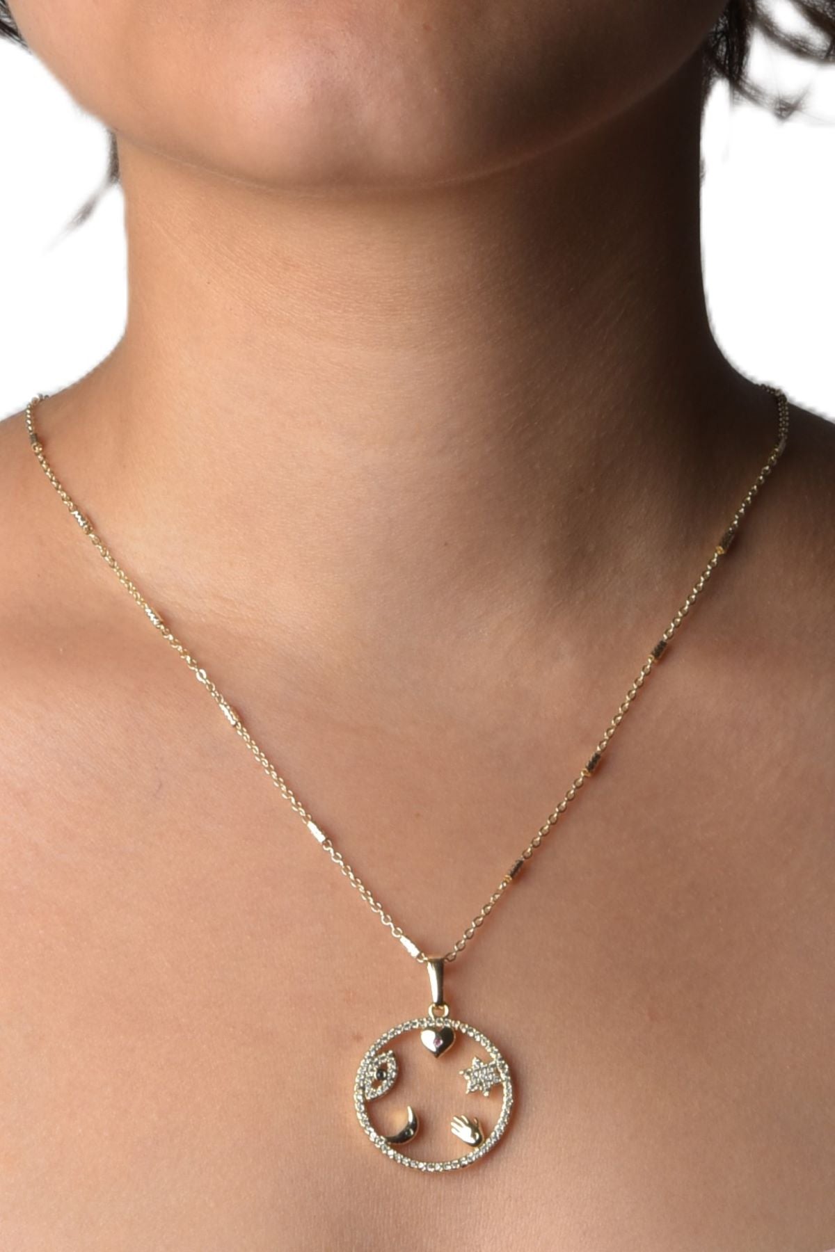 Lykkesirkel halskjede i gullfarge, 50 cm langt med 3 cm diameter, elegant og tidløst design.