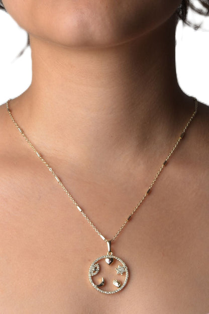 Lykkesirkel halskjede i gullfarge, 50 cm langt med 3 cm diameter, elegant og tidløst design.