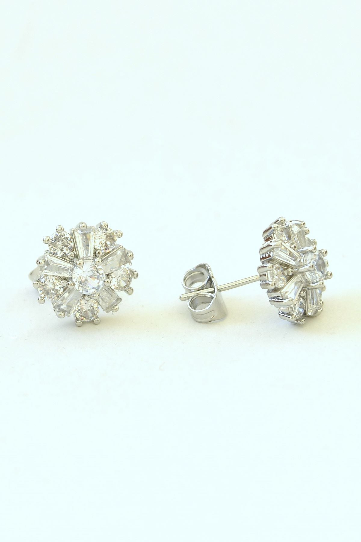 Månestein øredobber laget av rustfritt stål og zircon steiner, perfekt for stilfulle antrekk