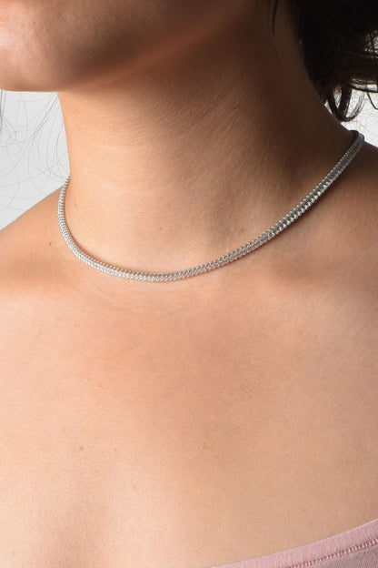 "Ophelia-kjede i holdbart stål med sølvfinish, 38 cm langt."