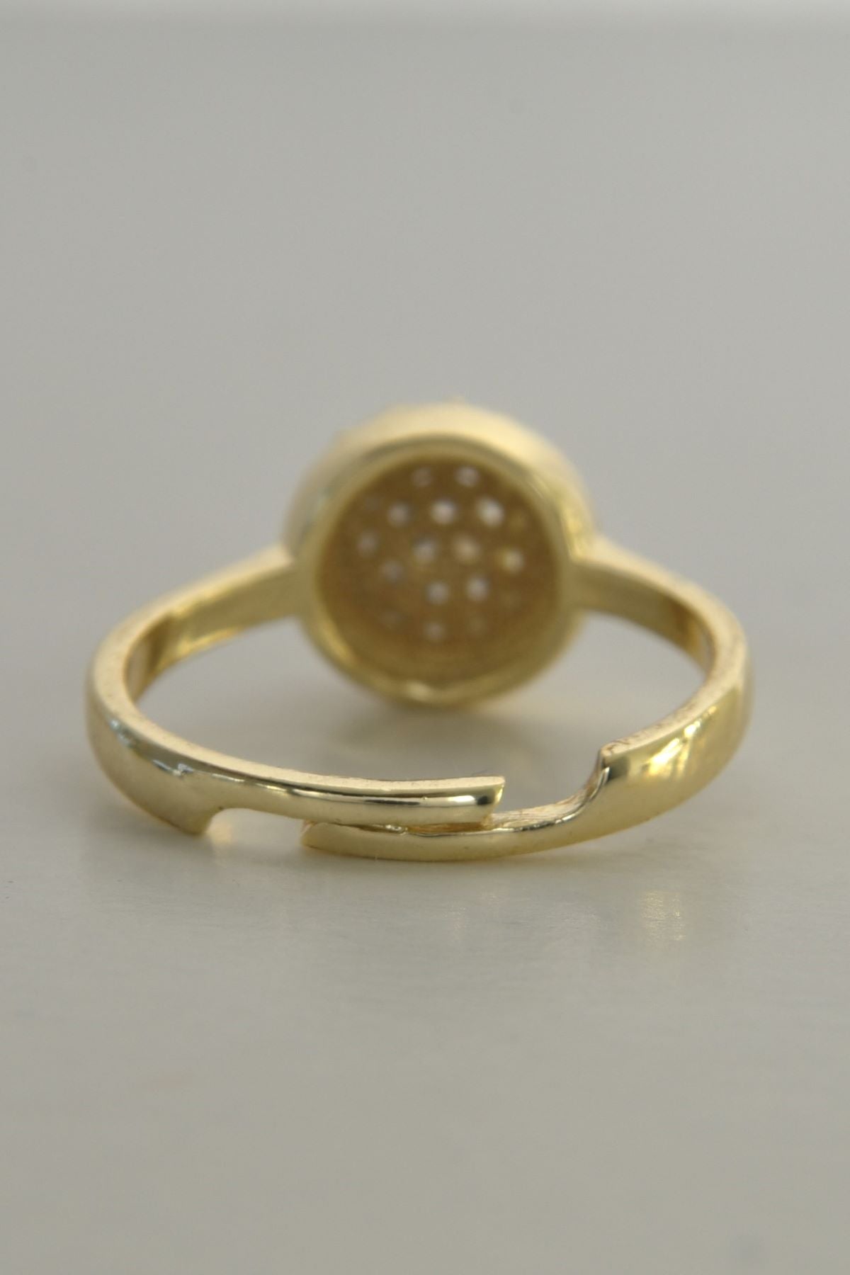 Pomella-ring i gullfarget stål med glitrende steiner