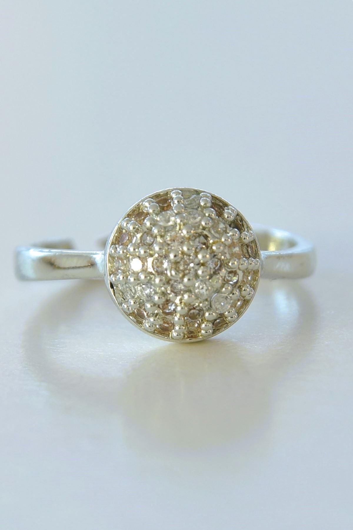 Pomella-ring i sølvfarget stål med glitrende steiner