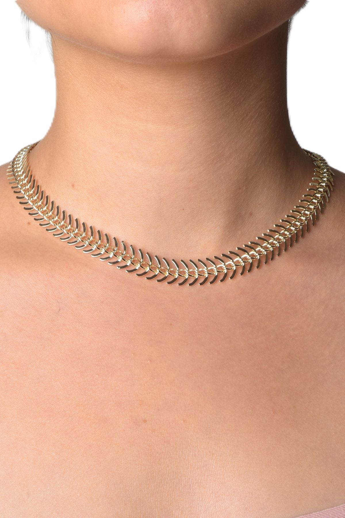 "Quintessa halskjede i slitesterkt stål med gylden finish, 40 cm langt, elegant smykke for enhver anledning."