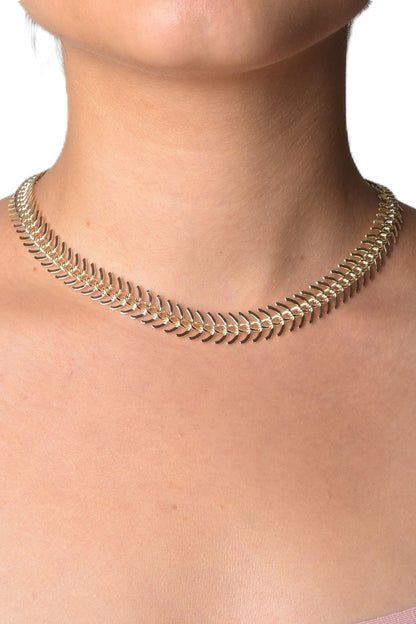 "Quintessa halskjede i slitesterkt stål med gylden finish, 40 cm langt, elegant smykke for enhver anledning."