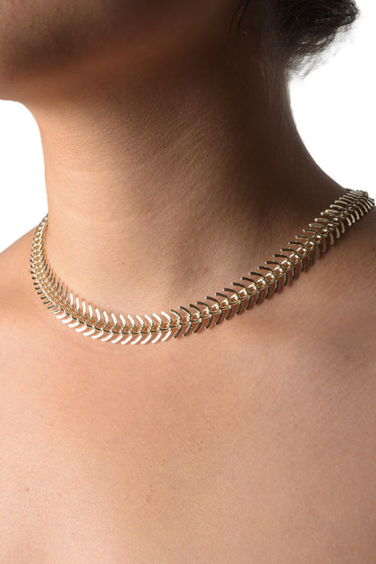 "Quintessa halskjede i slitesterkt stål med gylden finish, 40 cm langt, elegant smykke for enhver anledning."